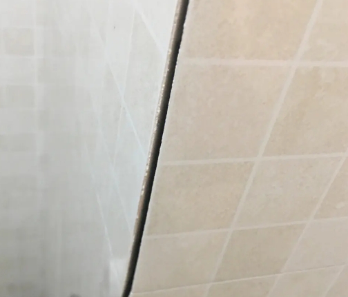 宽甸瓷砖空鼓维修公司分享阳台瓷砖脱落的修复过程可以分为以下几个步骤
