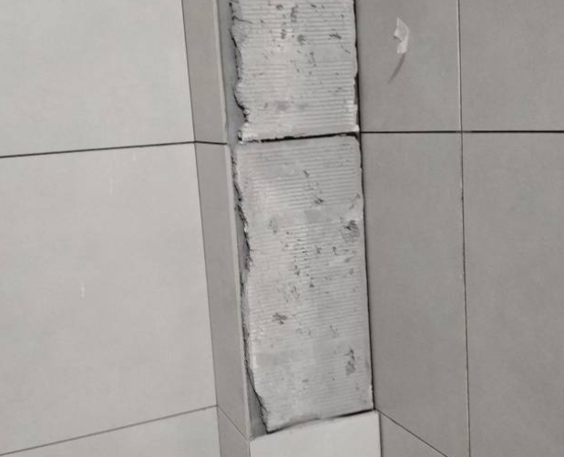 宽甸瓷砖空鼓维修公司分享下瓷砖施工前基层浇水润湿程度不足，可能导致以下问题